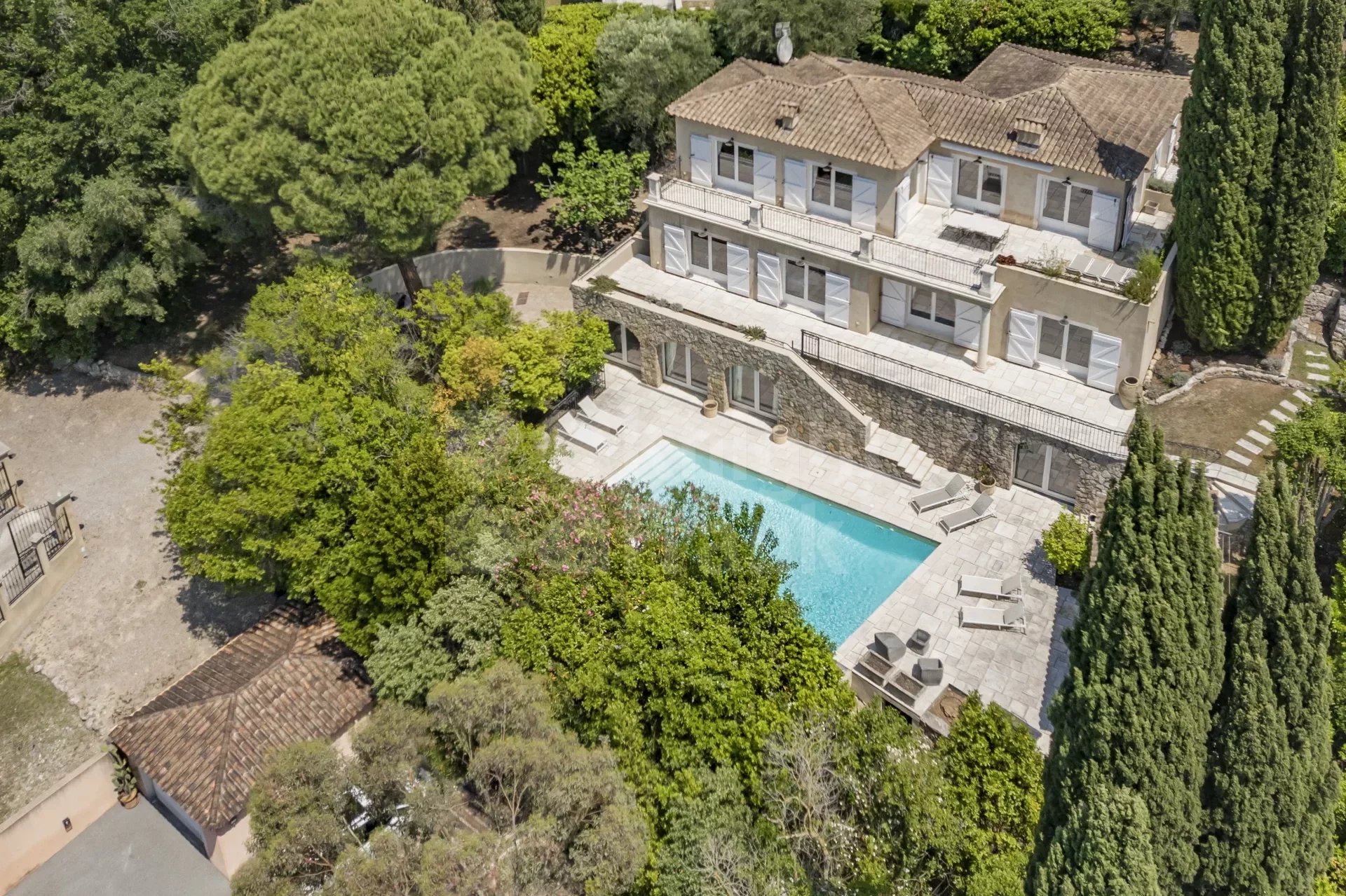 06250 MOUGINS VILLA