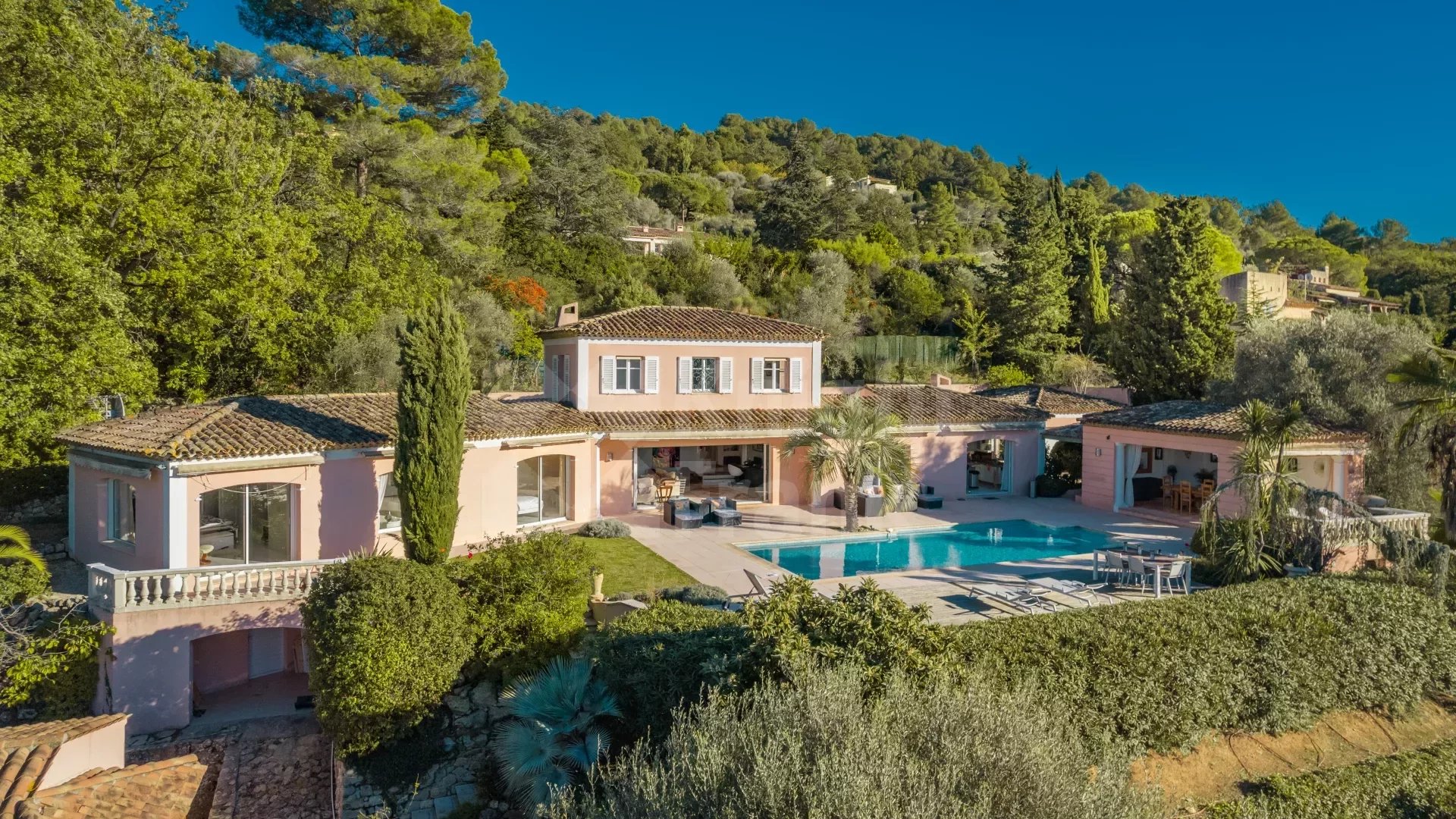 06250 MOUGINS VILLA