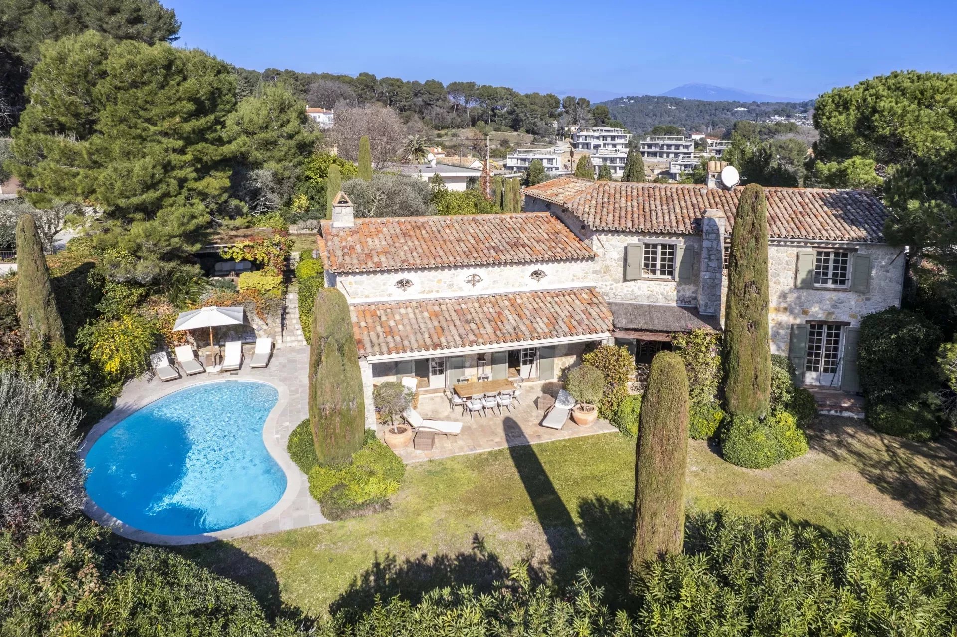 06250 MOUGINS VILLA