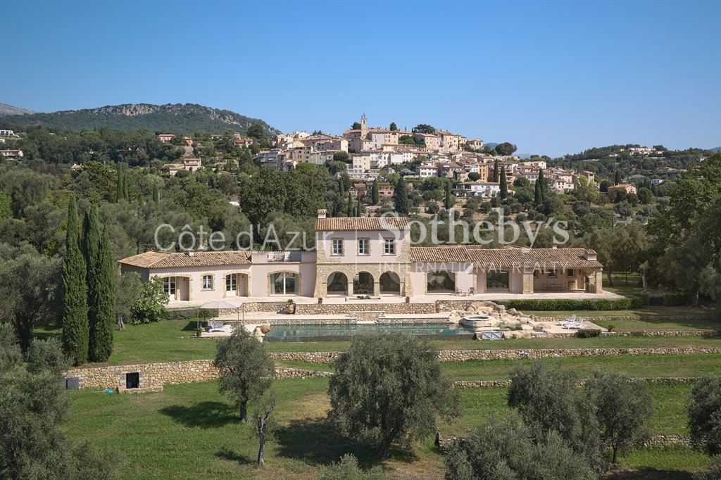 06740 CHATEAUNEUF GRASSE VILLA