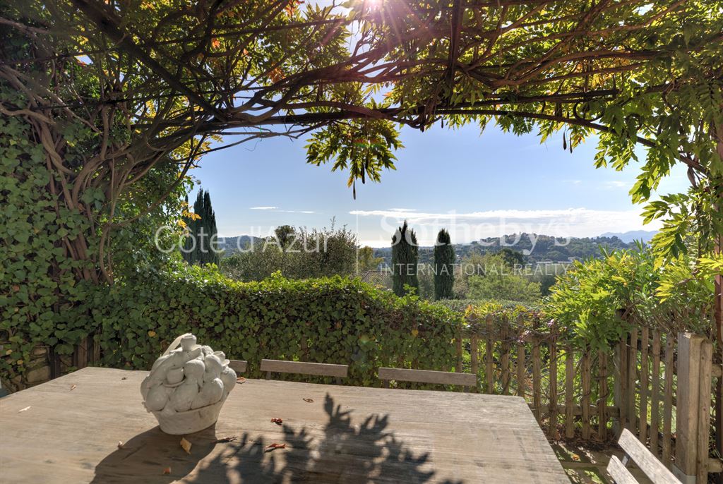 06250 MOUGINS VILLA